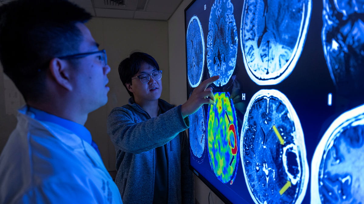 Simeng Zhu, MD (left), is focused on research exploring AI’s ability to identify tumor and tissue shape. First-year medical student Michael Kong is helping with the research.