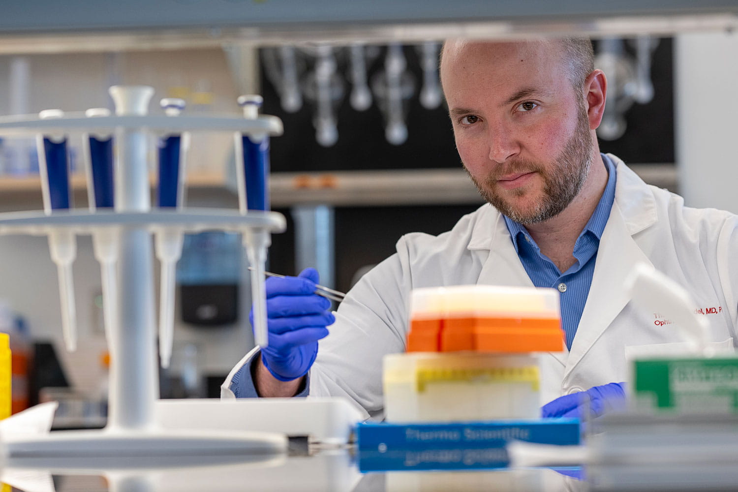 researcher pipettes