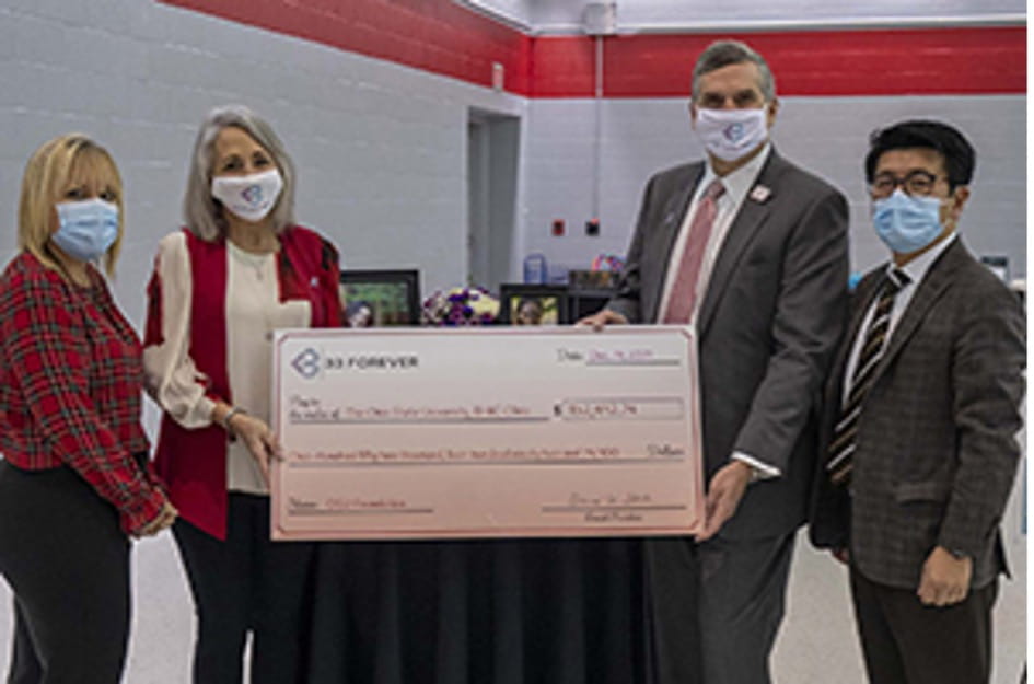 Jeff and Donna Heck presenting a check for new Behavioral Health Immediate Care Clinic