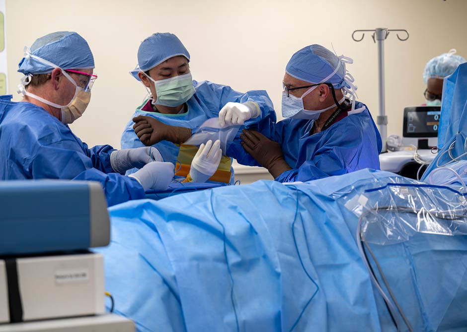 surgeons preparing for 10 way kidney transplant