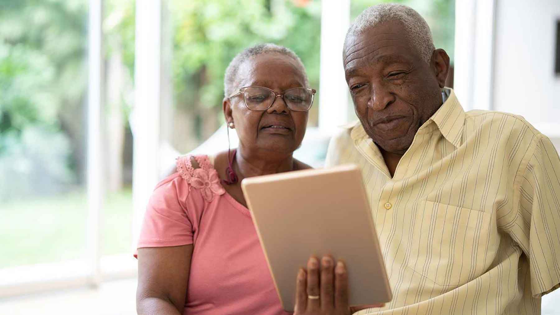 Couple-with-iPad