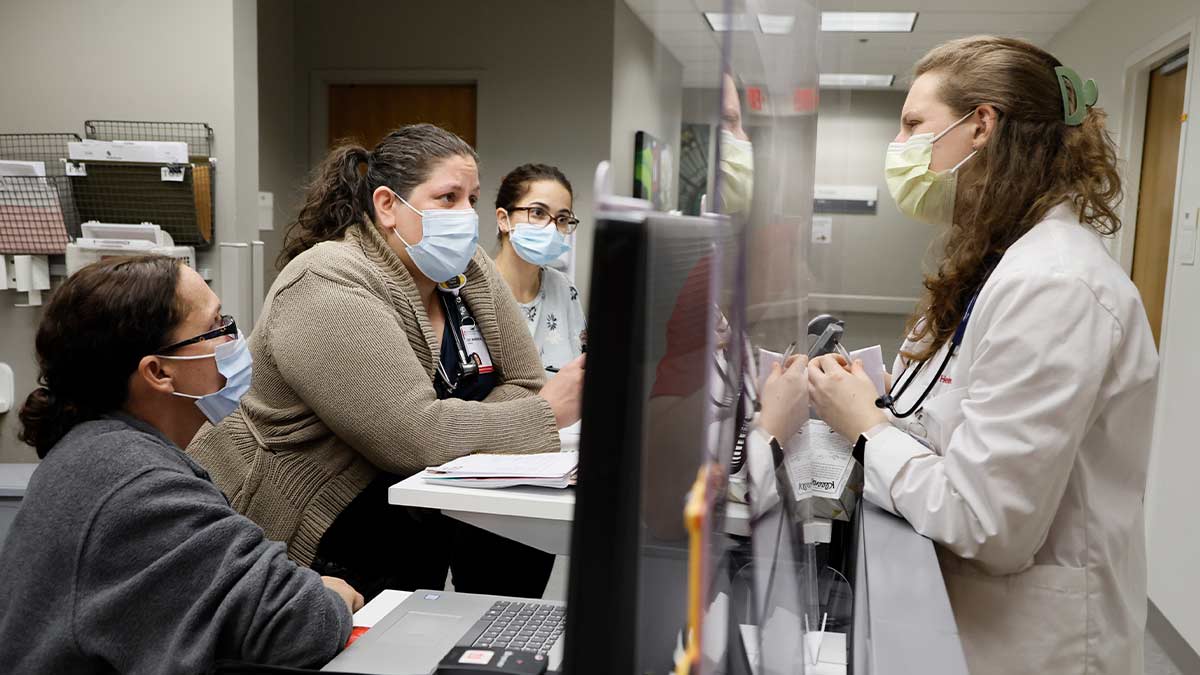 MD student speaking with staff in student run clinic