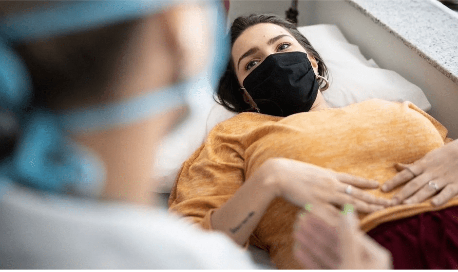pregnant patient with doctor