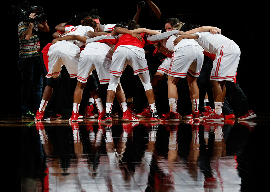 BasketballTeamHuddle